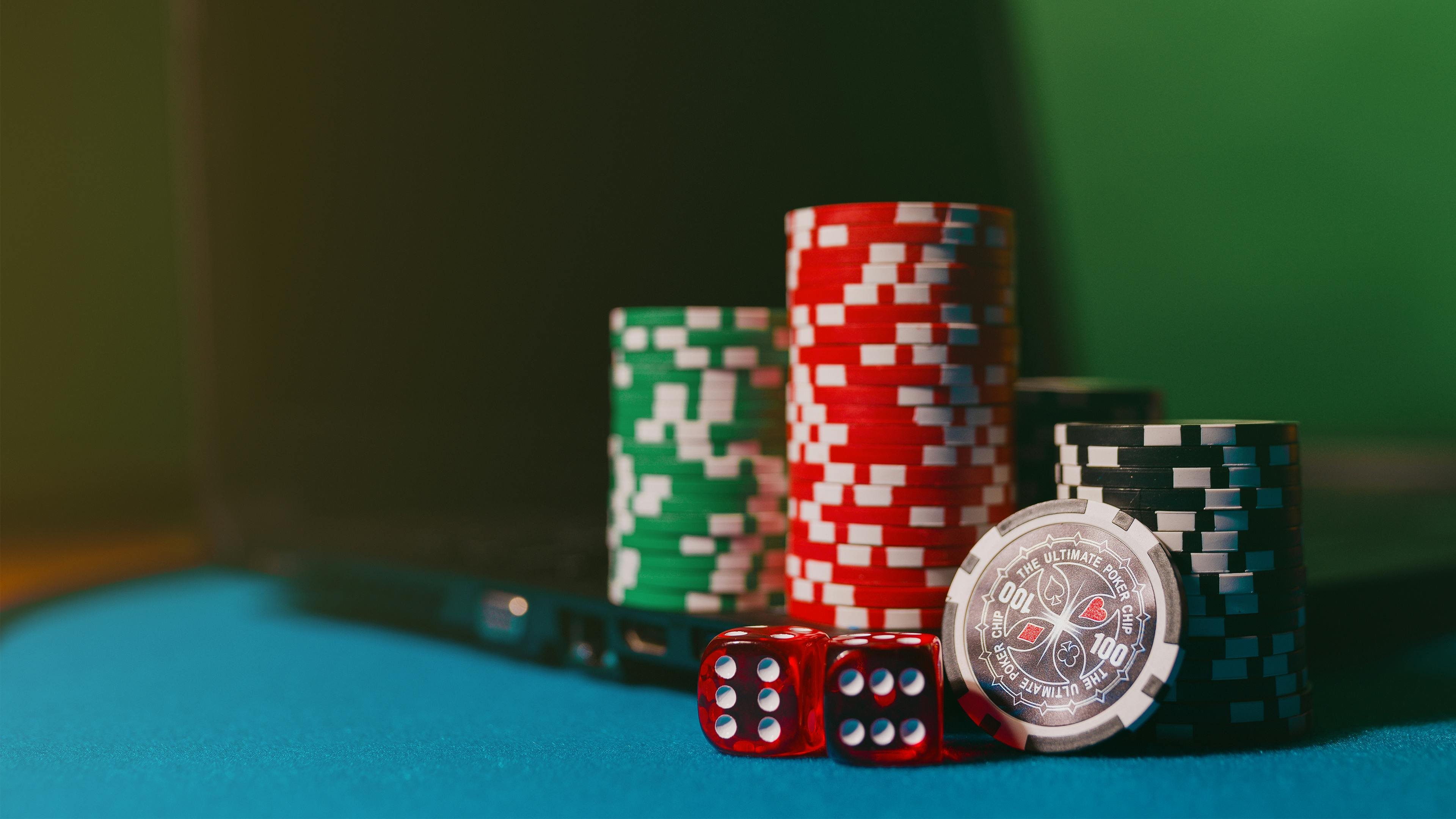 Relax Gaming roulette wheel and betting layout with low-data mode toggle visible in app
